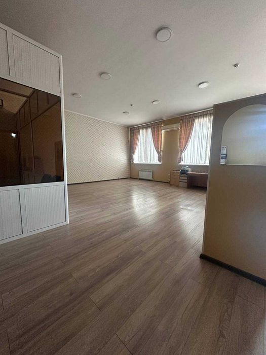 Продается дом под любой бизнес, 6 соток,  630 кв. ор-н 8 роддом