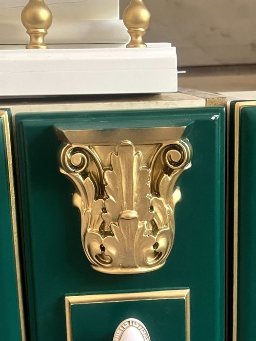 Срочно продаю Классический (МДФ) крашенный кухонный мебель