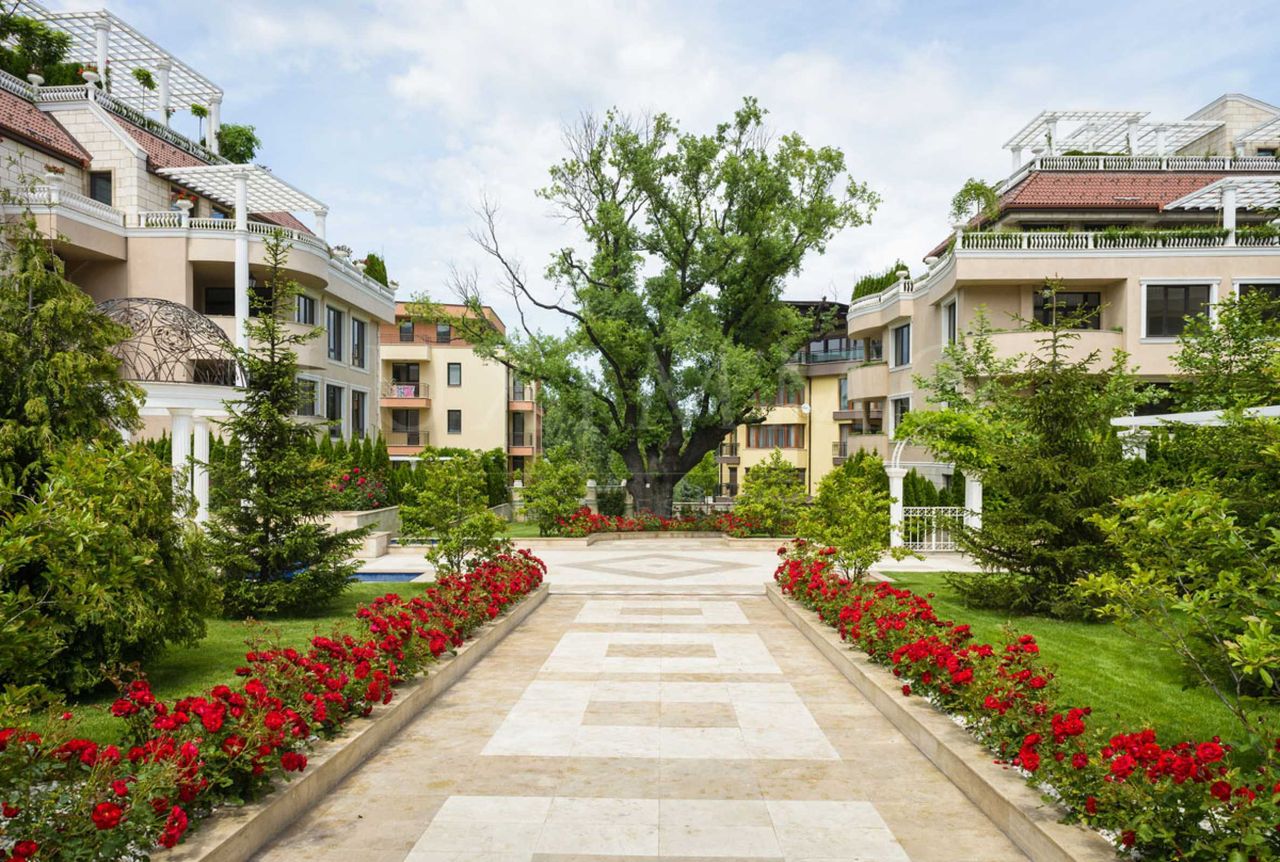 Продава се Четиристаен апартамент в София, Витоша - 171 кв.м за 2094 €/кв.м - Снимка #2