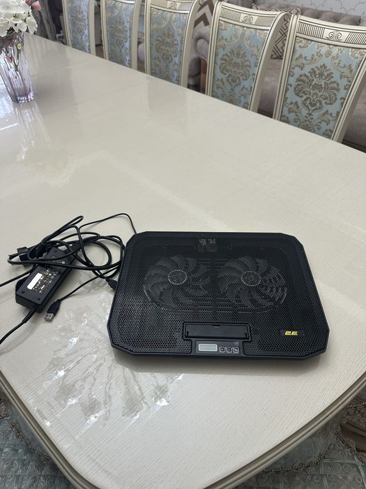 Ноутбук и подставка охлаждающая