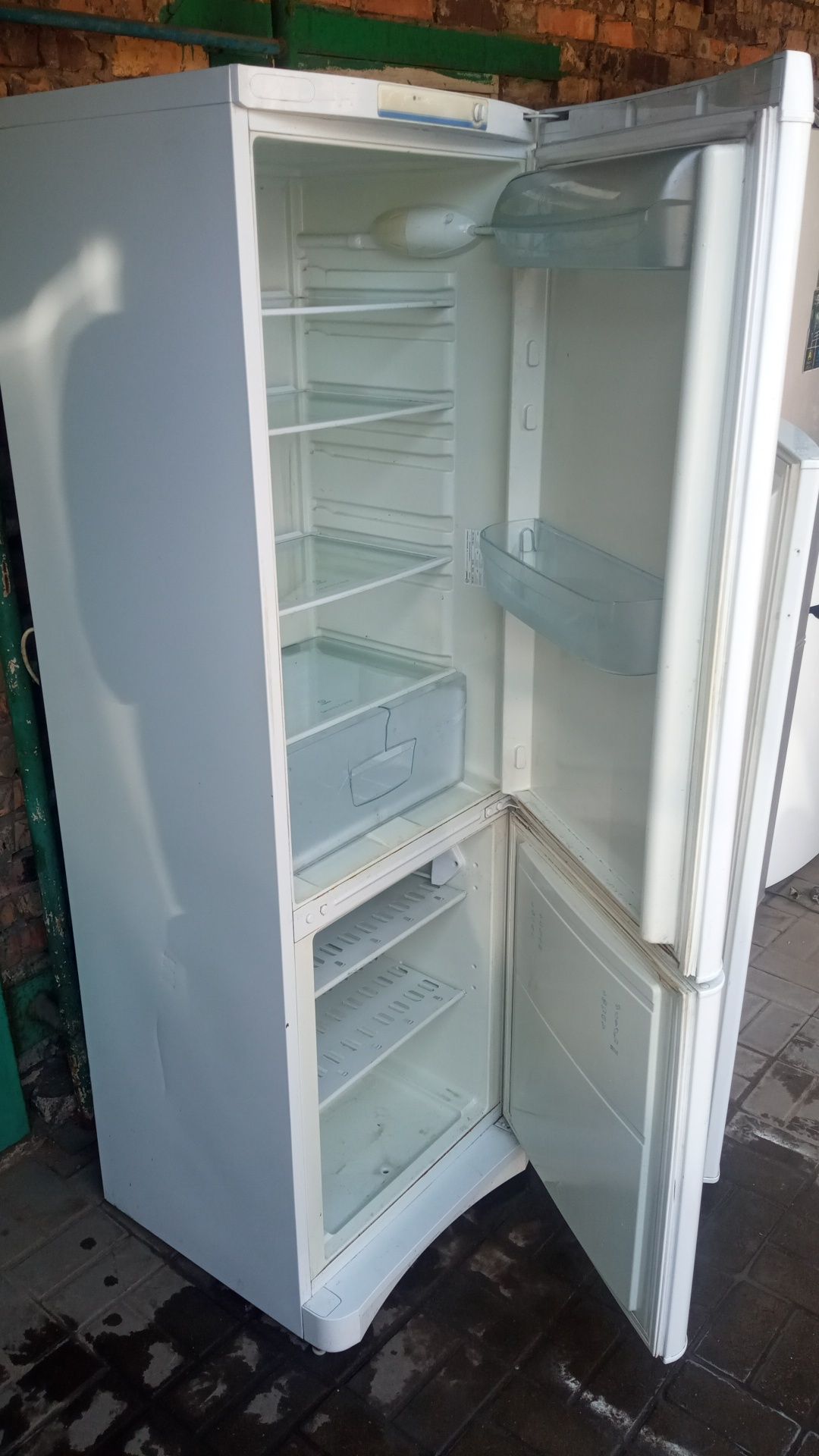 Холодильники полнастью в робочем состояние
