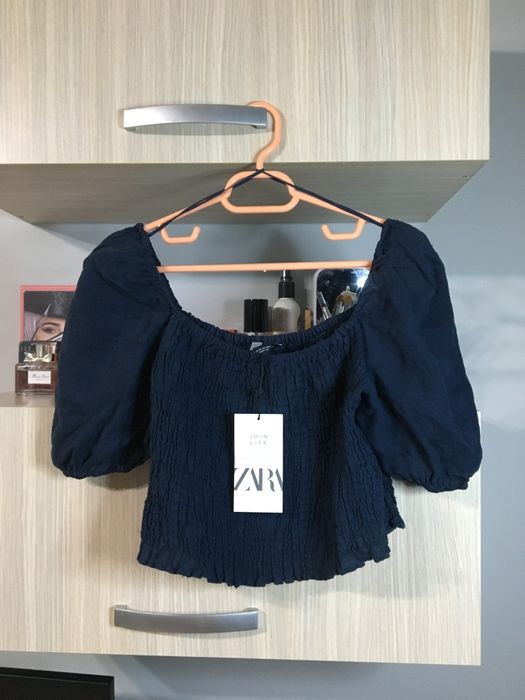 Top din in cu maneci bufante Zara