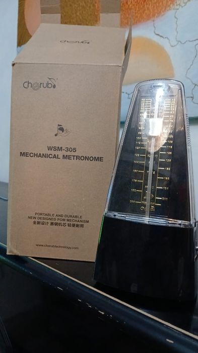 Механический метроном новый, для определения уровня звуков.