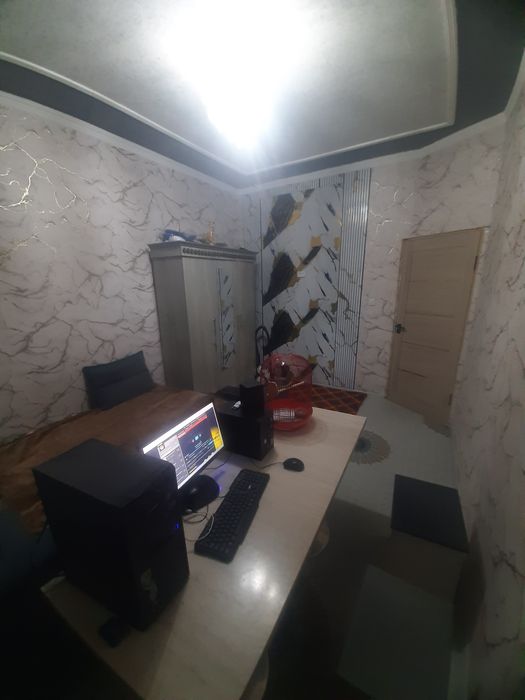 Хон сарой домидан, 1 хона квартира, 2 хона килинган, сотилади.