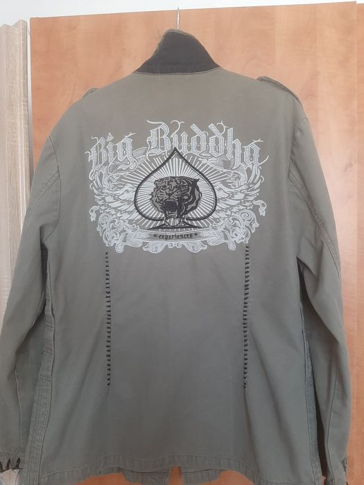 Jacheta cu nasturi și imprimeu Fishbone