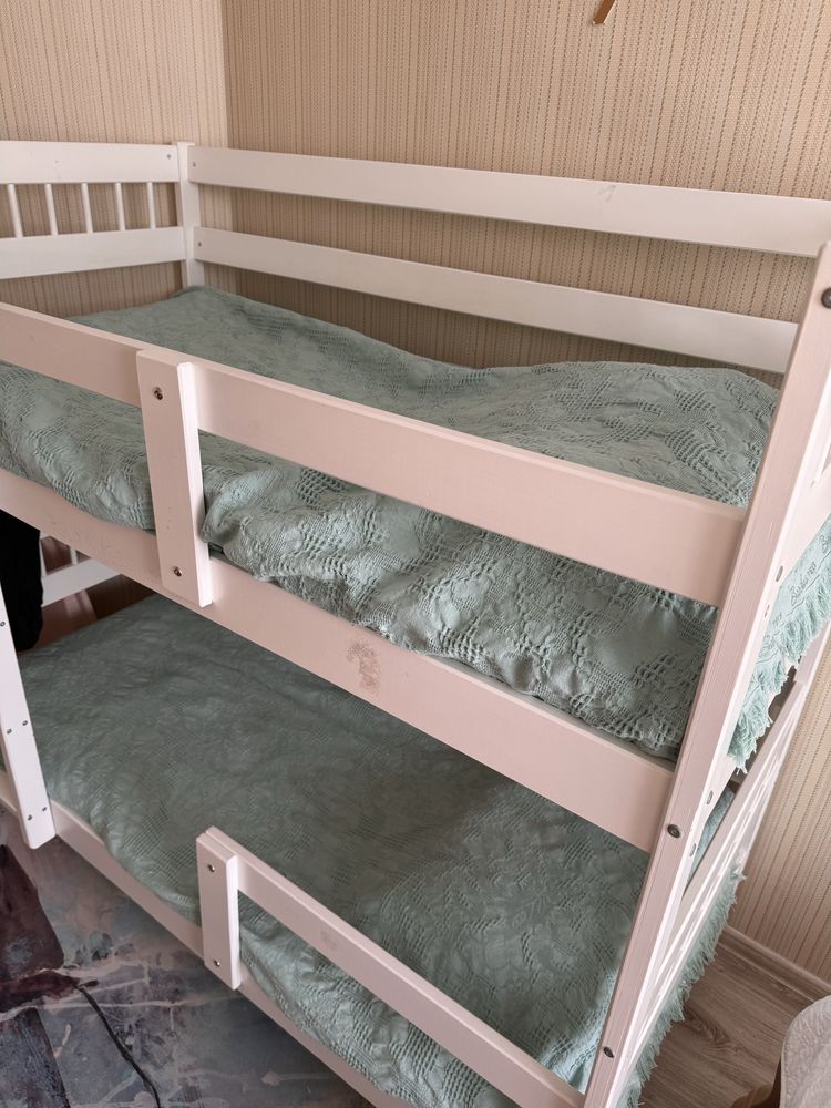 Продам двухярусную кровать с матрасами
