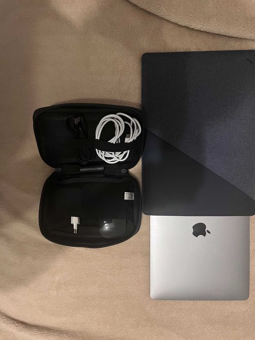 Macbook Air 13 (M1, 256 гб), Office, мышь Apple, рюкзак, аксессуары