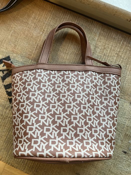 Дамска чанта на DKNY