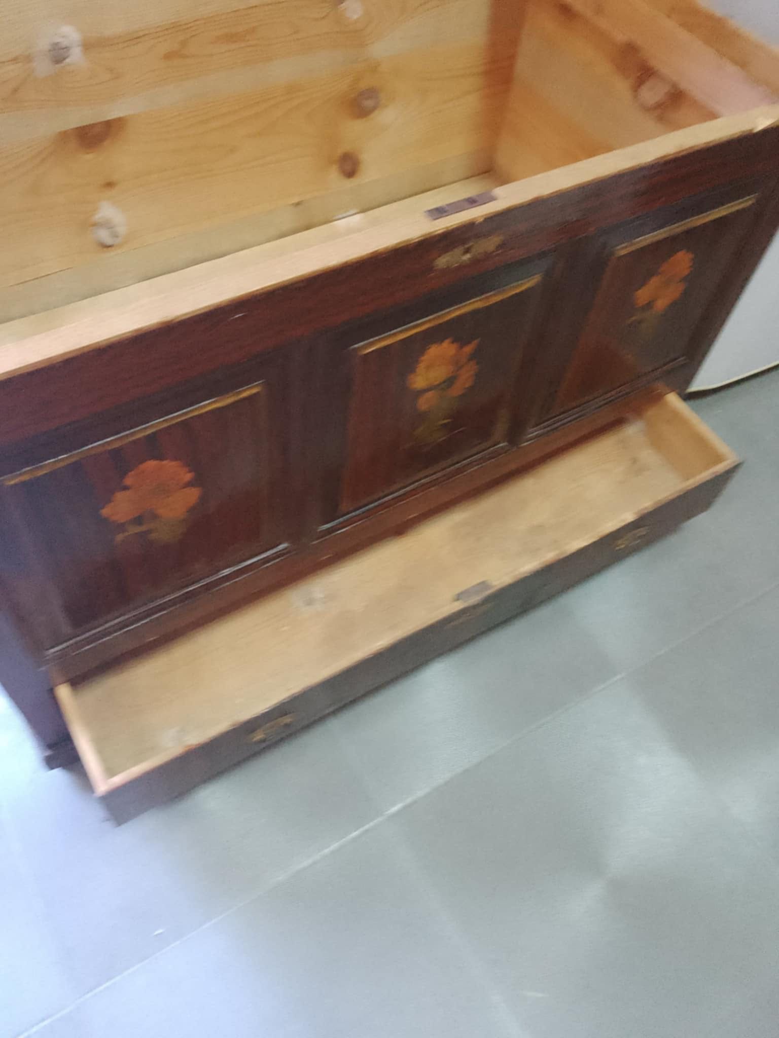 Продавам стар сандък тип ракла