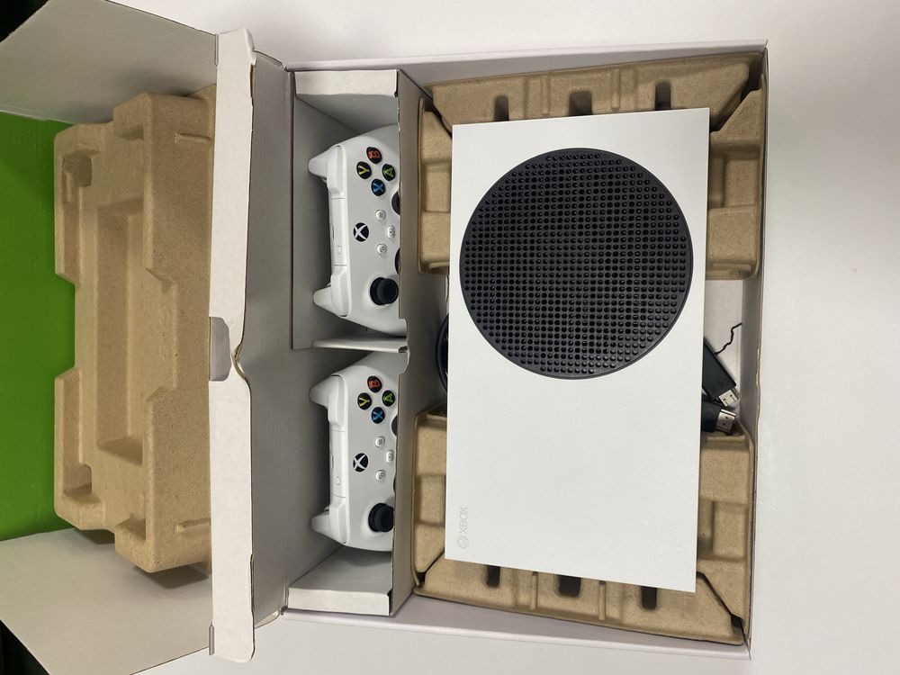 Xbox Series S 512 gb с два контролера