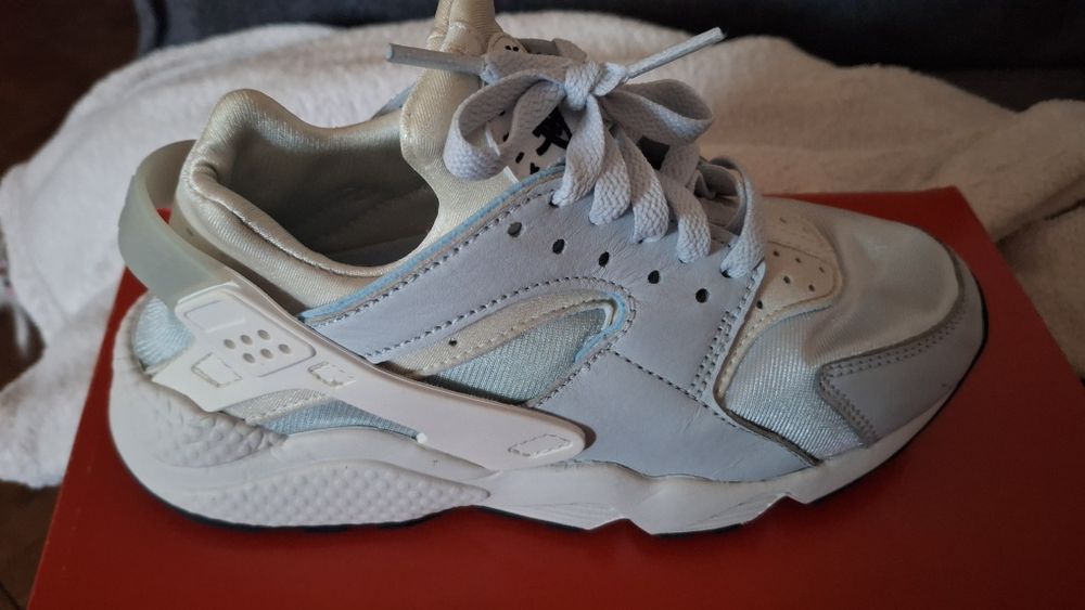 Adidași Nike impecabili