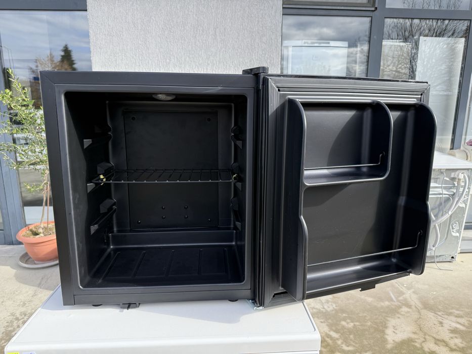 Черен минибар - малък хладилник
