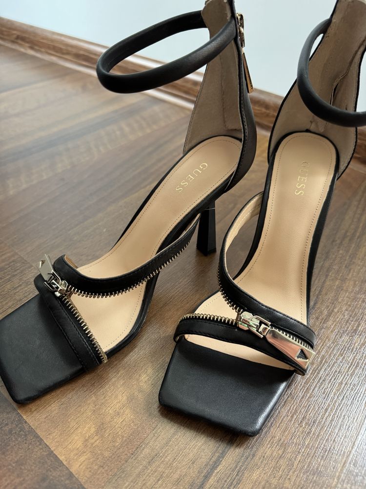 Кожени токчета със златен цип GUESS