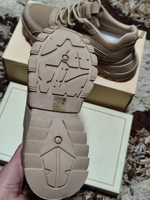 Adidași noi 38. Bej.