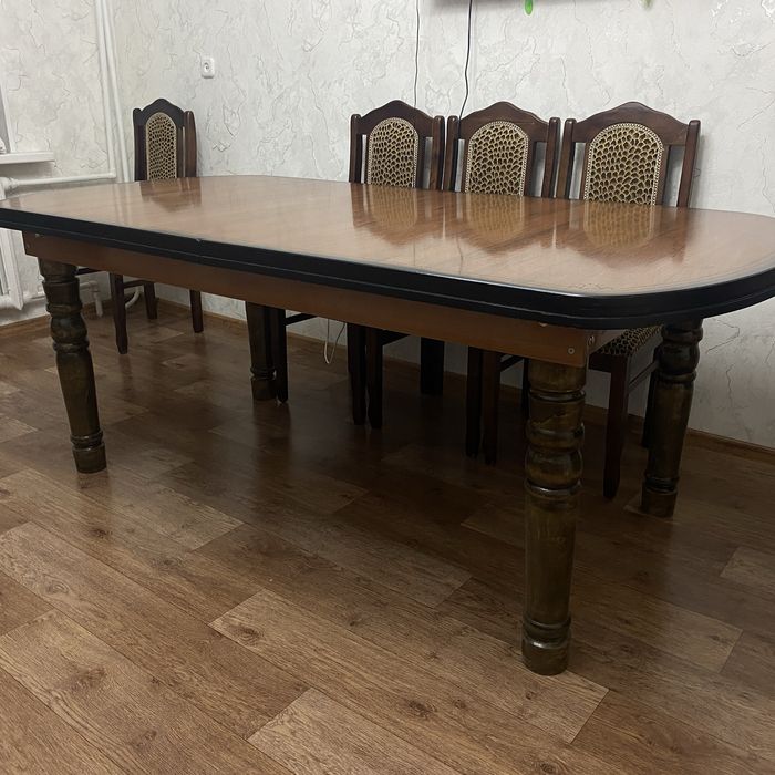 Стол со стульями