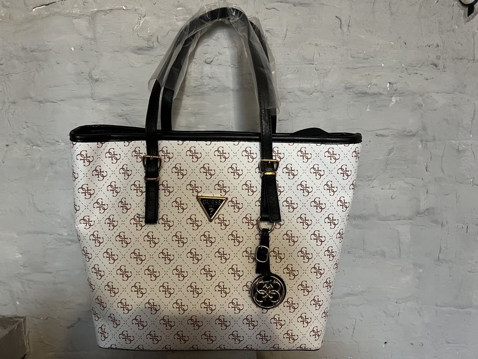 Големи дамски чанти Guess