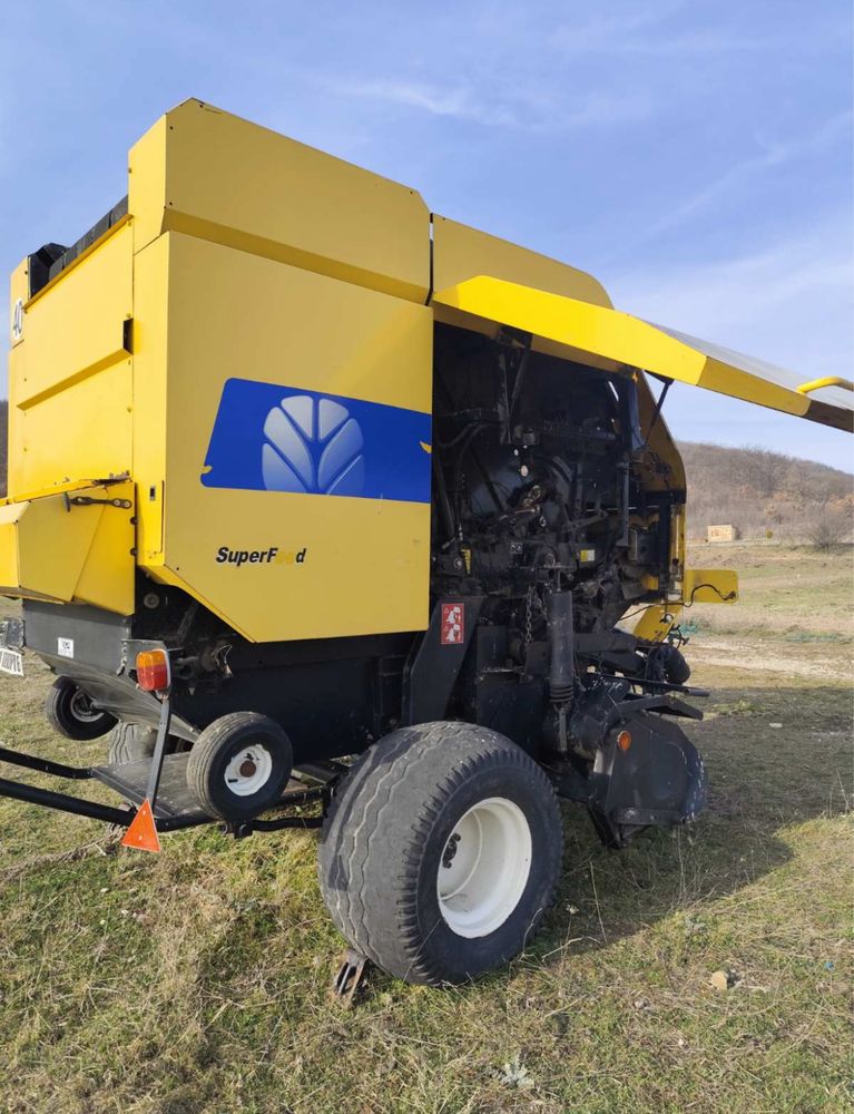 Продавам рулонна балировачка New Holland BR7070 SuperFeed