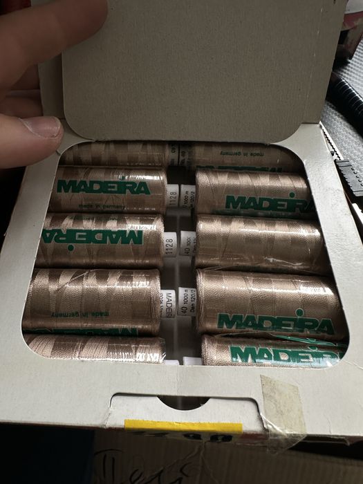 Бродировачни комци на Madeira много цветове