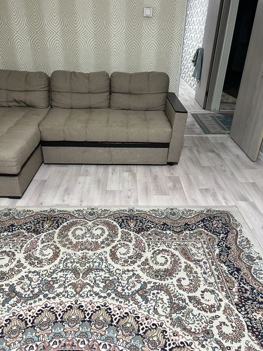 Диван угловой бежевого цвета с падушками