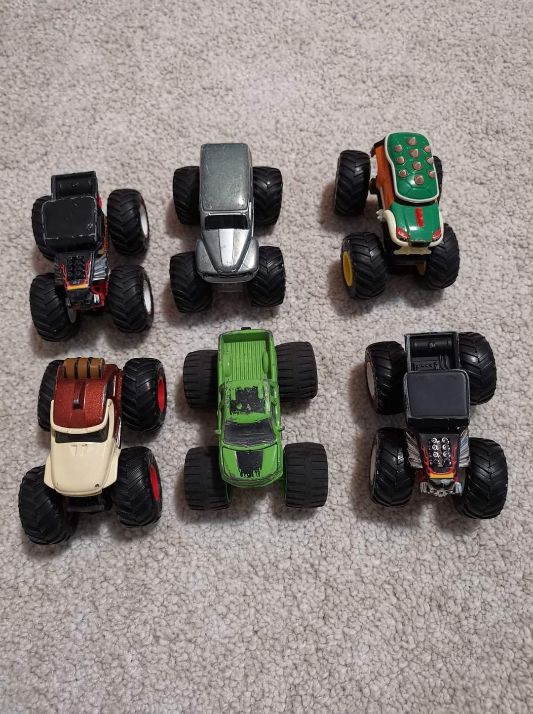 6 mașinuțe monster truck