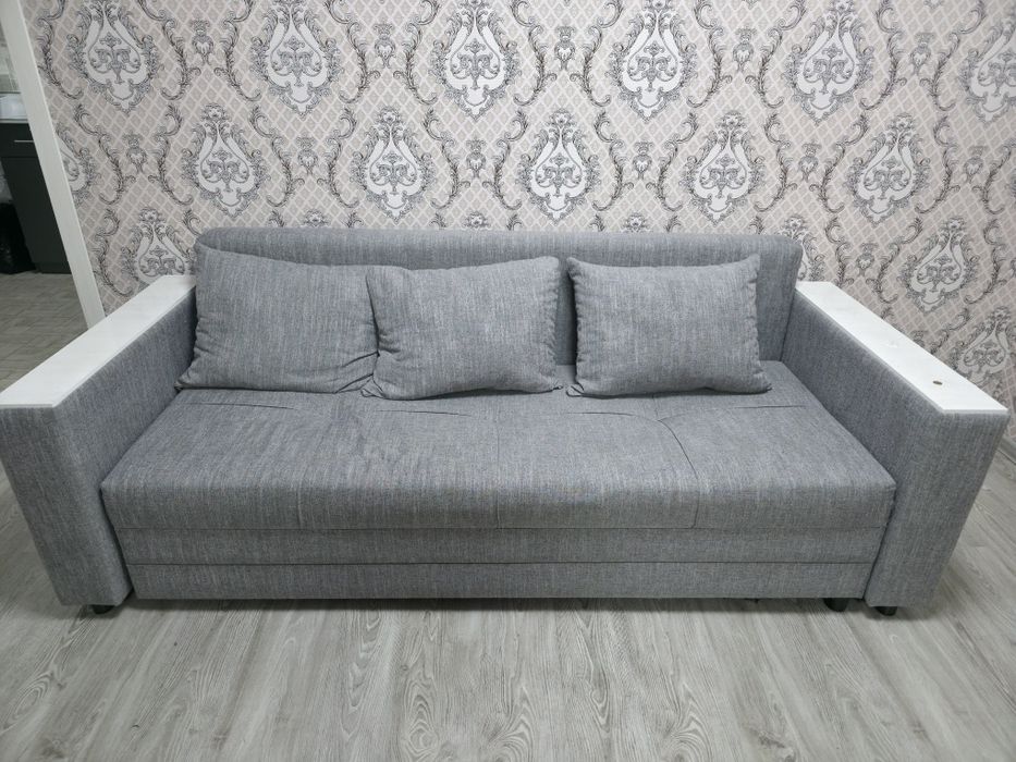 Диван с подушками