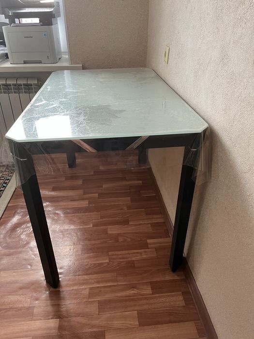 Стол стеклянный в хорошем состоянии