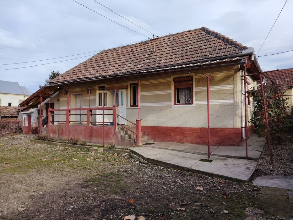 Casa locuibila, cu două corpuri, utilități, 1200 mp teren