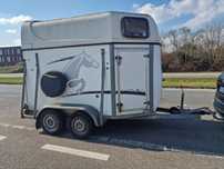 Vand/ inchiriez remorca transport animale( 2 cai)