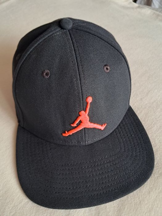 Sapca Jordan neagră cu logo rosu