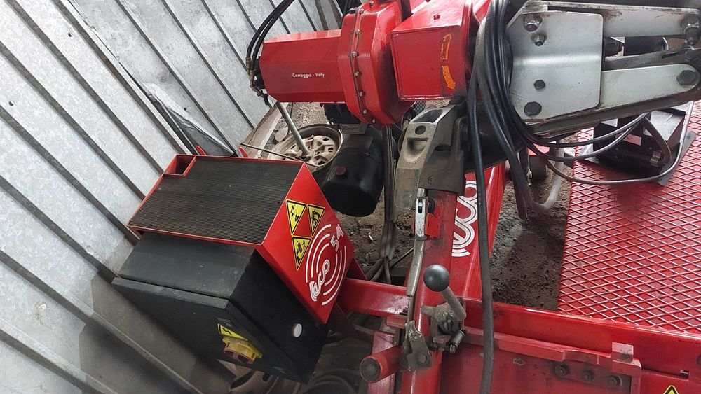 Masina dejantat anvelope camioane Teco 54 aproape noua