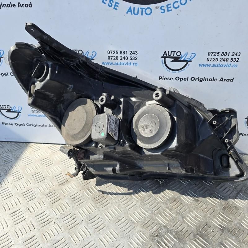 Far stanga halogen cu fundal negru Opel Astra H