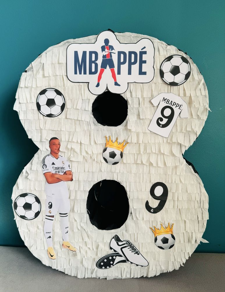Mbappe пинята Мбапе