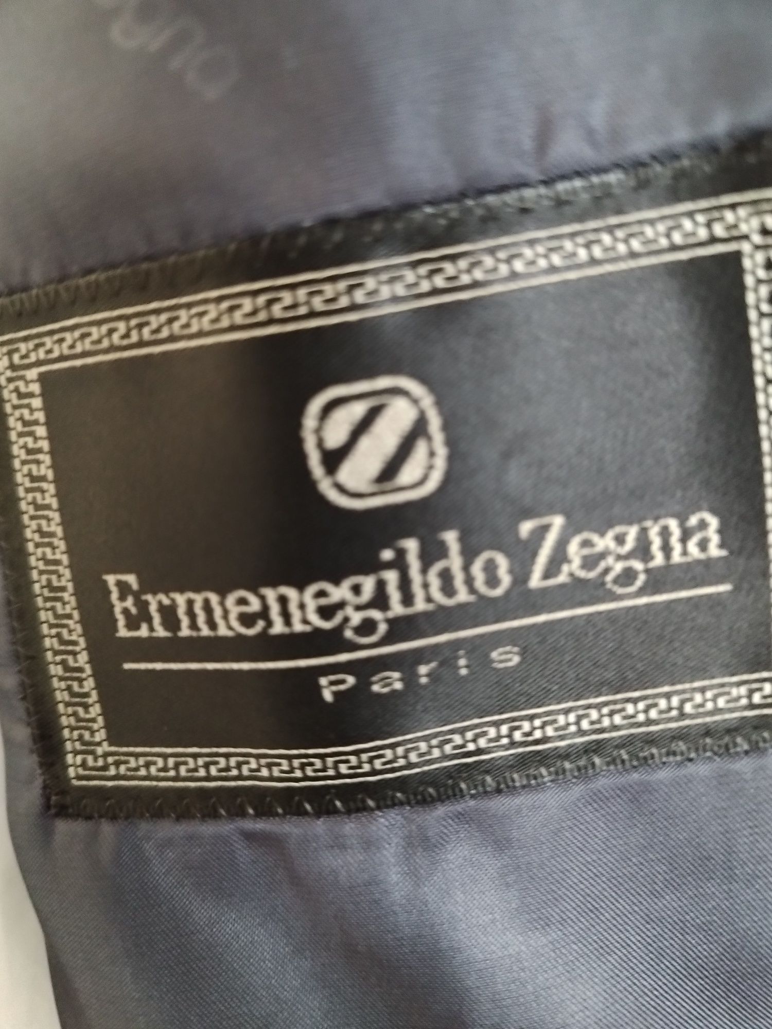 Луксозен мъжки костюм Zegna, в нежно сиво райе