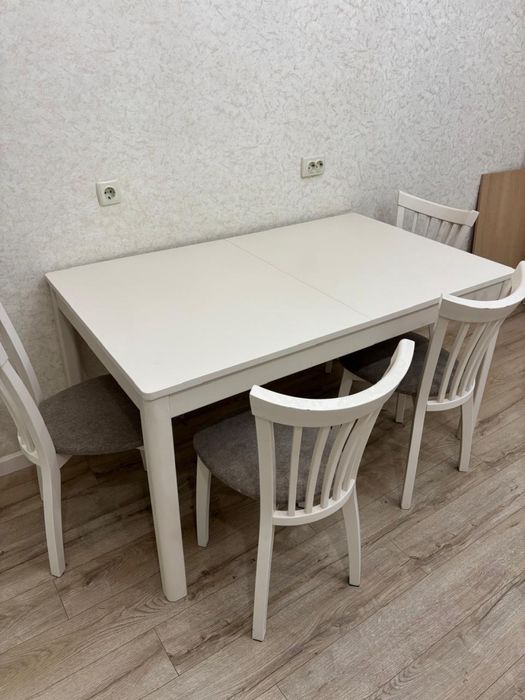 Стол со стульями, два шкафа, 6 стульчиков