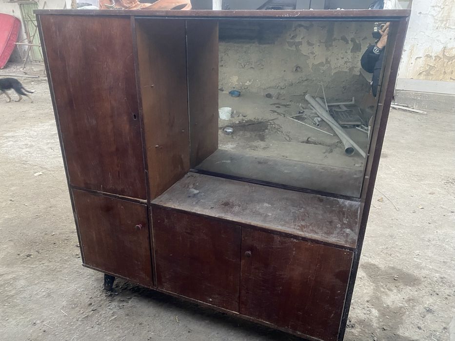 Совесткий шкаф в хорошем состоянии