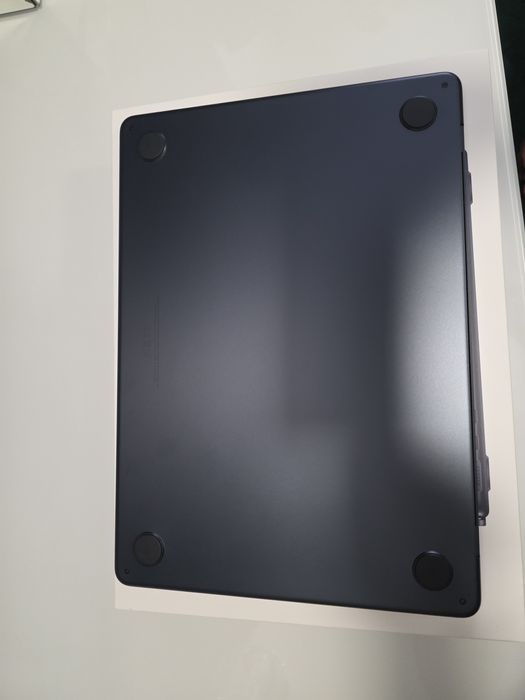 MacBook Air M2 13.6” Midnight – Ca nou, 97% baterie, garanție 2026 oct