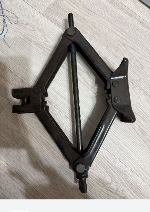 Домкрат почти новый от. Минивен