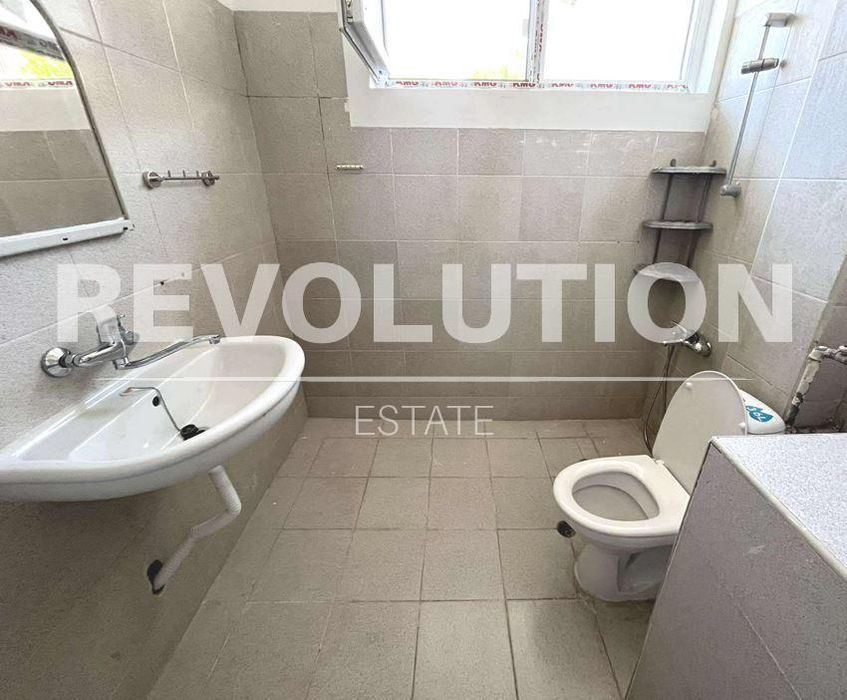 Тристаен апартамент в района на Погреби!