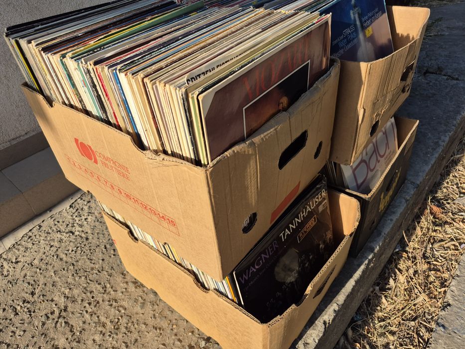 Vând colecție de 200 de discuri vinil cu muzică clasică mixtă.