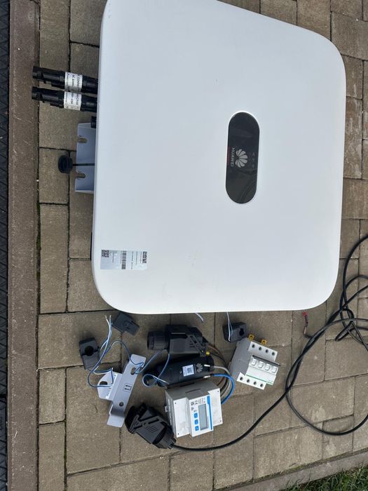 Vand  doua bucati invertor Huawei