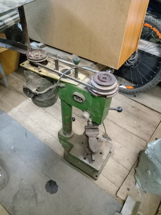 Продам сверлильный станок с тисами и столом