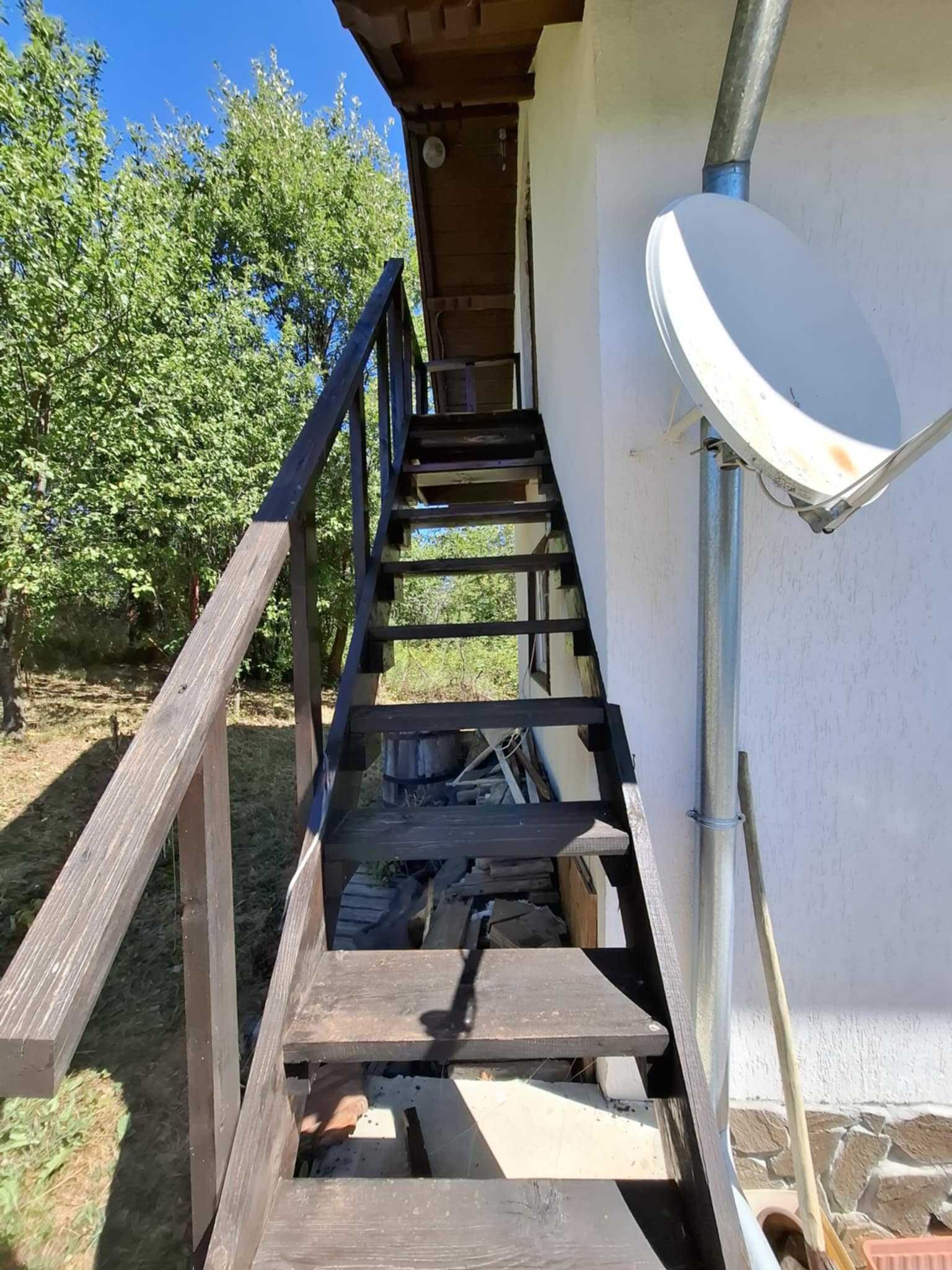 Продавам малка двуетажна къща в с.Ярославци, община Брезник