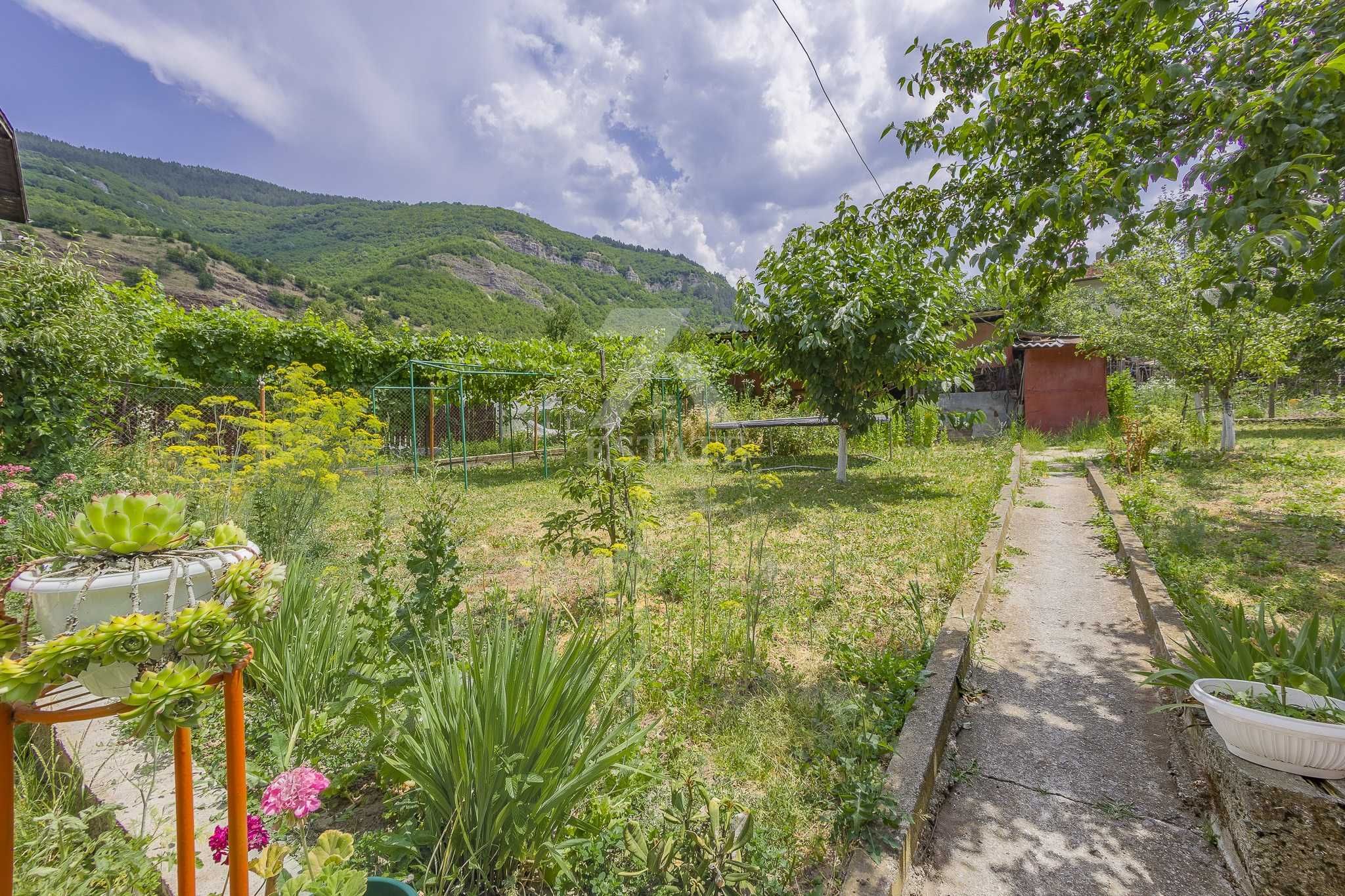 Продава къща в с. Церово, обл. София