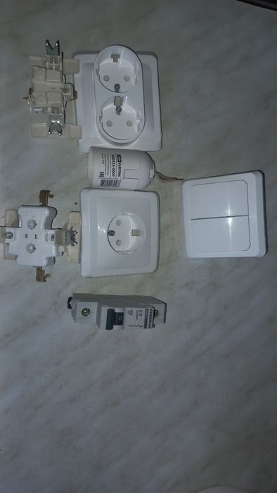 Продам розетки ,выключатели.