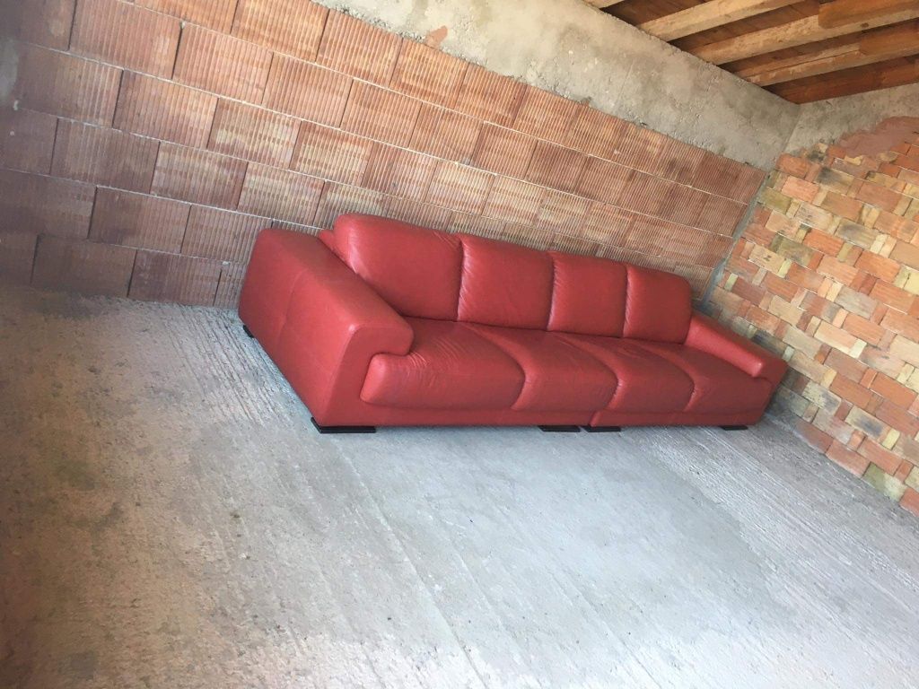 Червен диван от естествена кожа