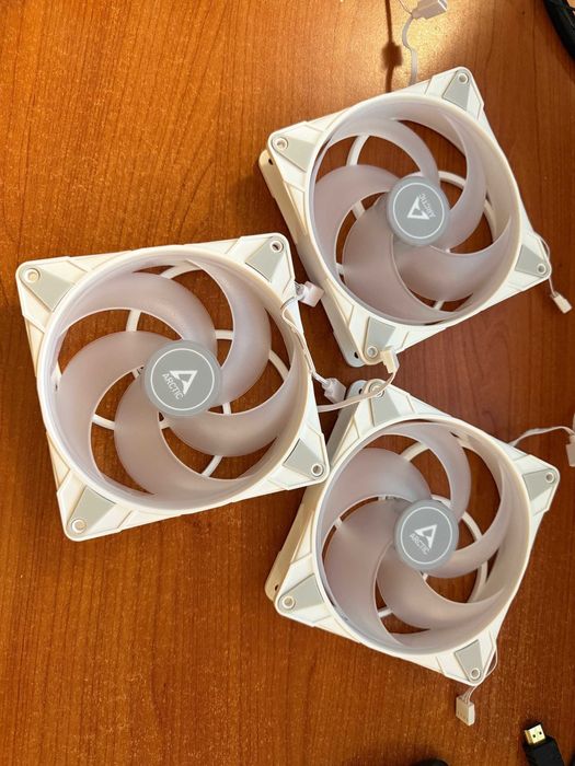 Arctic вентилатори P14 PWM PST A-RGB бели 140мм с ARGB светлини 3 броя