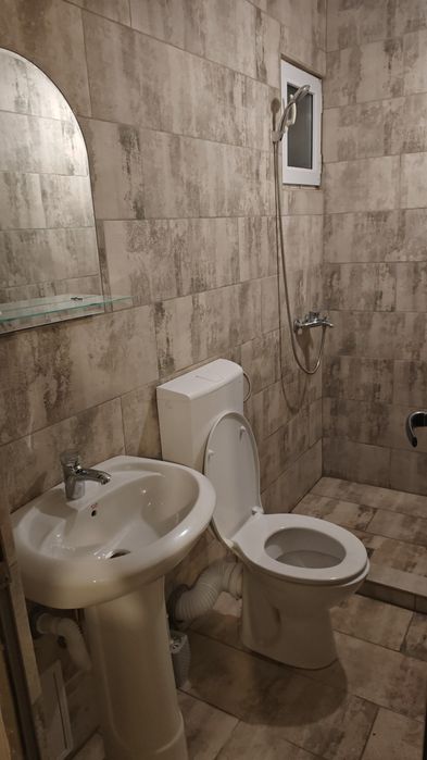 Închiriez etaj casă