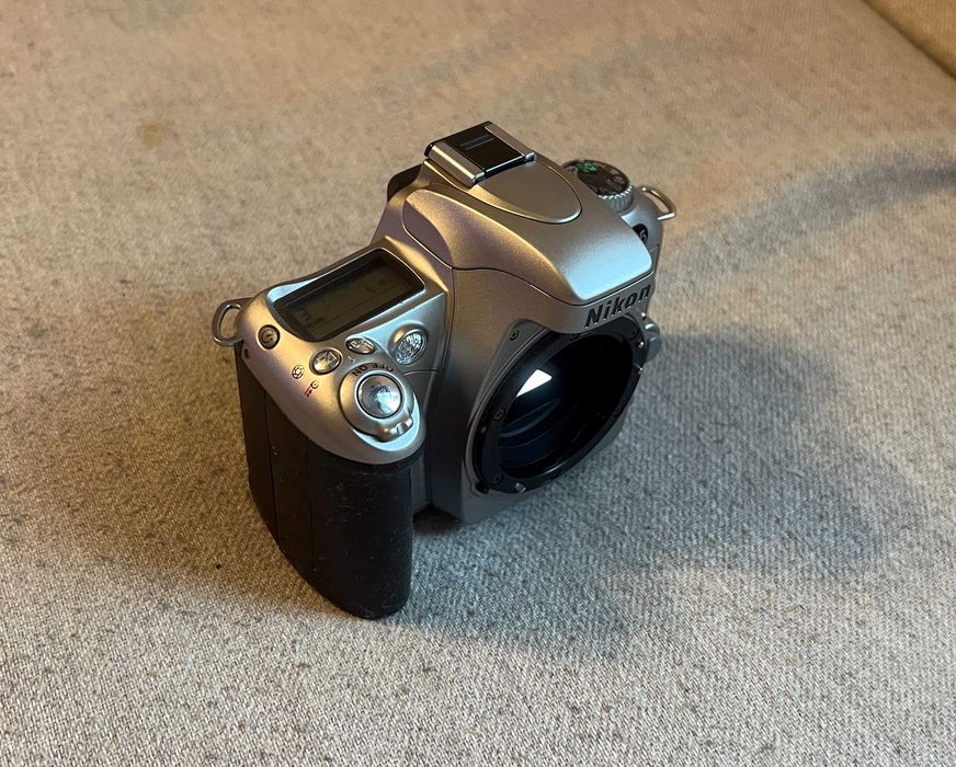 Aparat foto pe film Nikon F55 body – funcțional, fără obiectiv