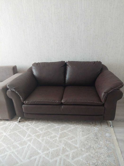 Диван кожаный (коричневый)