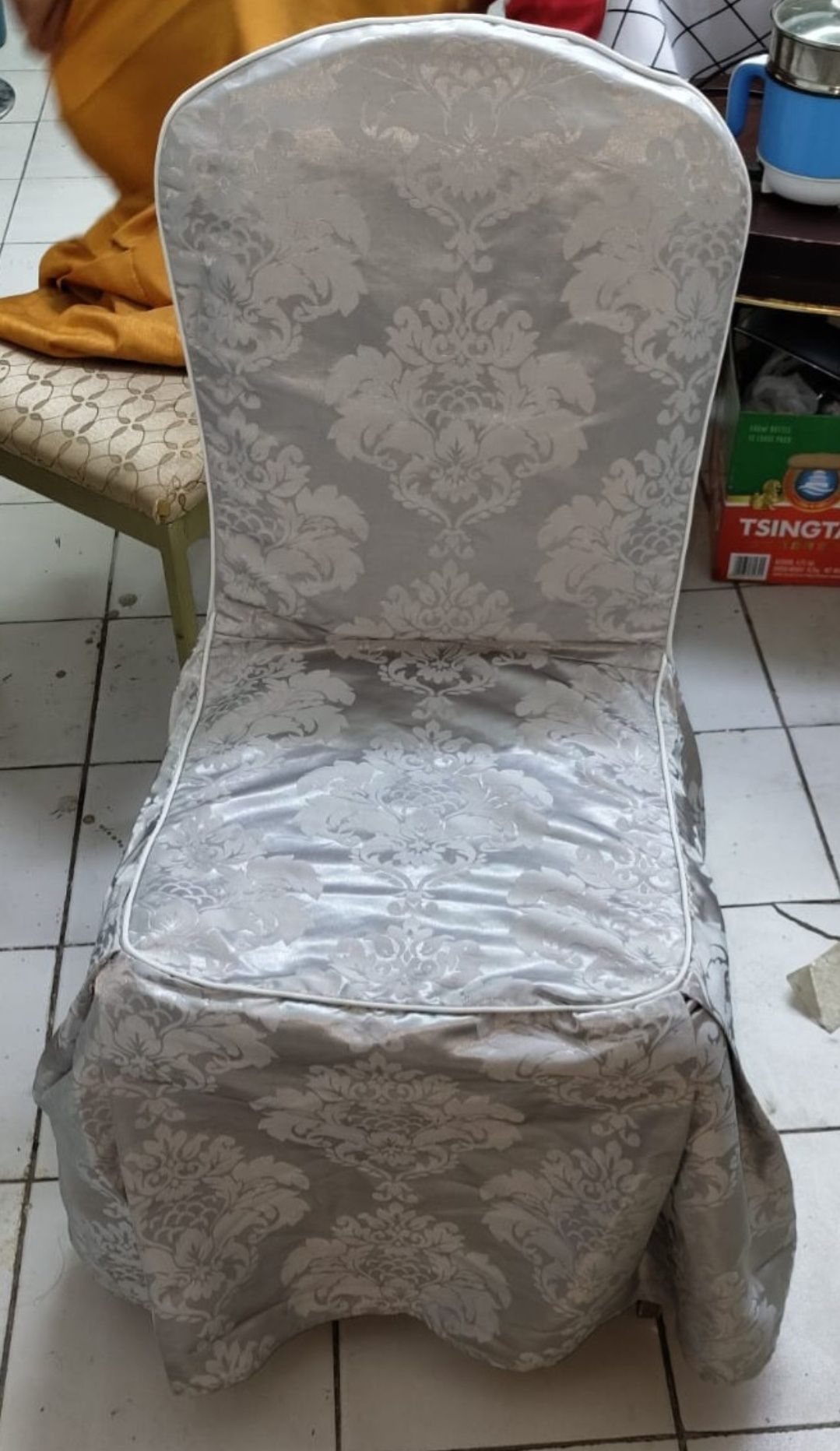 Продам много чехлов для стульев и скатерти